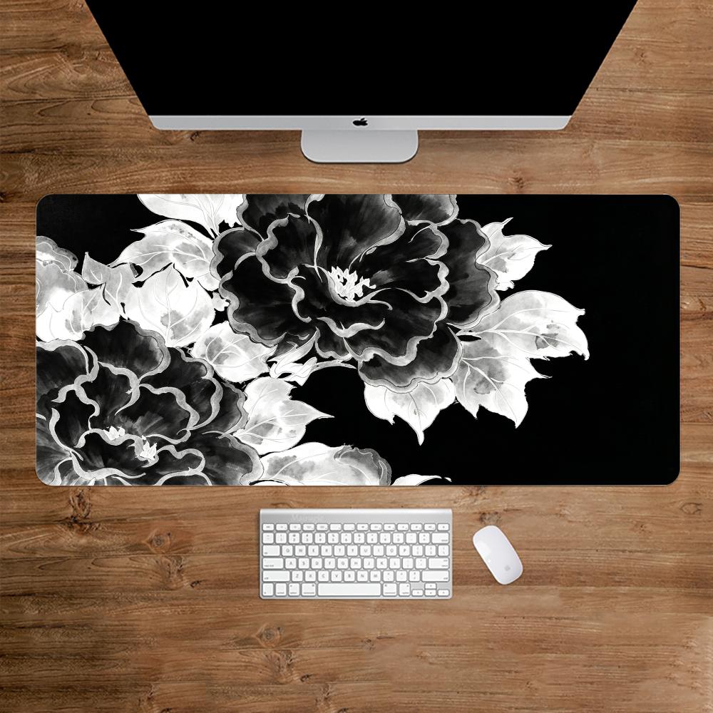 Desk Setup Black And White - Siyah ve Beyaz Mürekkep Boyalı Şakayık
